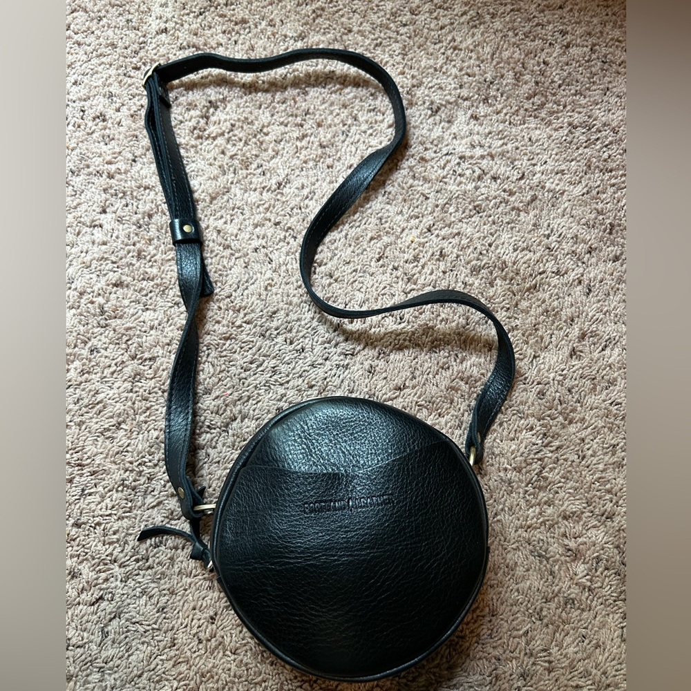 Portland Leather NWOT Small Circle Crossbody Purse Black Pebbled Leather